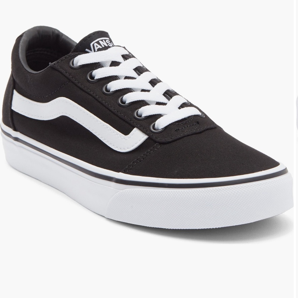 New in Box Vans Women’s Ward Black and White Canvas Sneakers Size 6